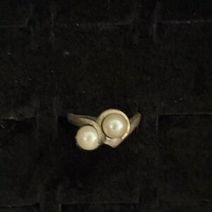 Size 6 Two Pearl Unique Silver Ring